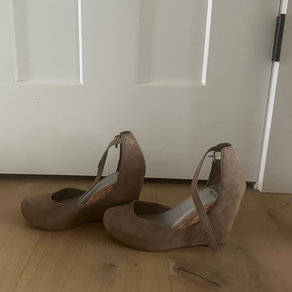 Suede tan wedge with strap